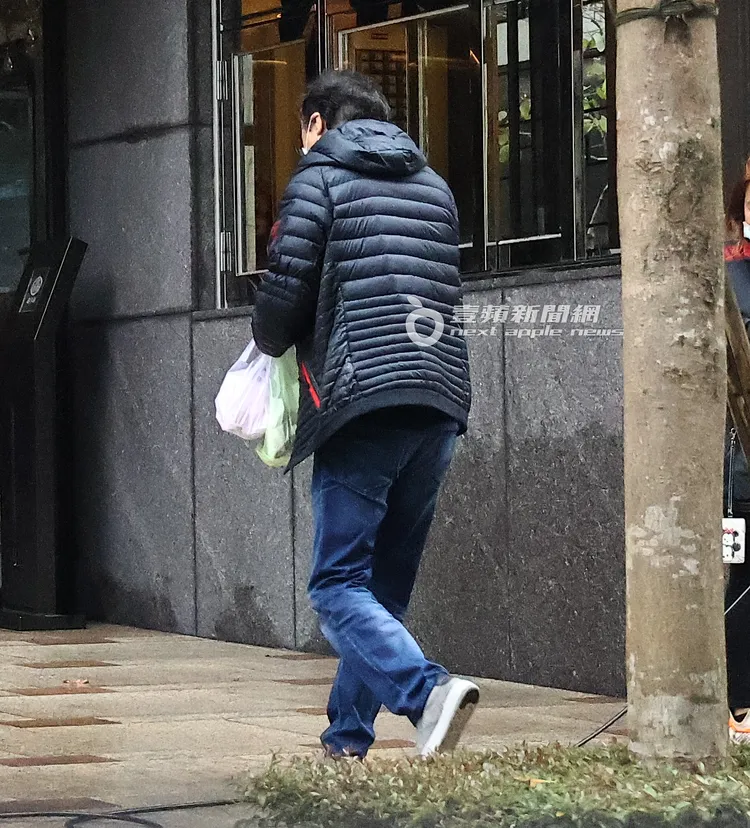 趙樹海坐小黃回家，手上提了疑似食物的袋子，沒多久又開車出門。特勤中心攝