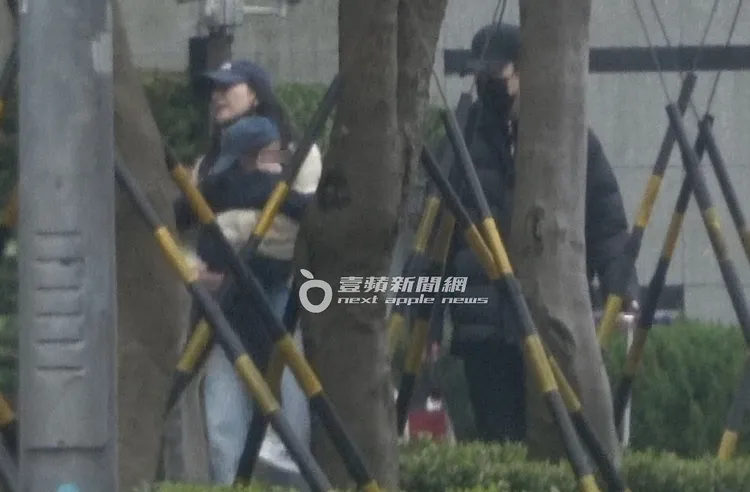 高圓圓（左）將Rhea放下，趙又廷在一旁陪著。特勤中心攝