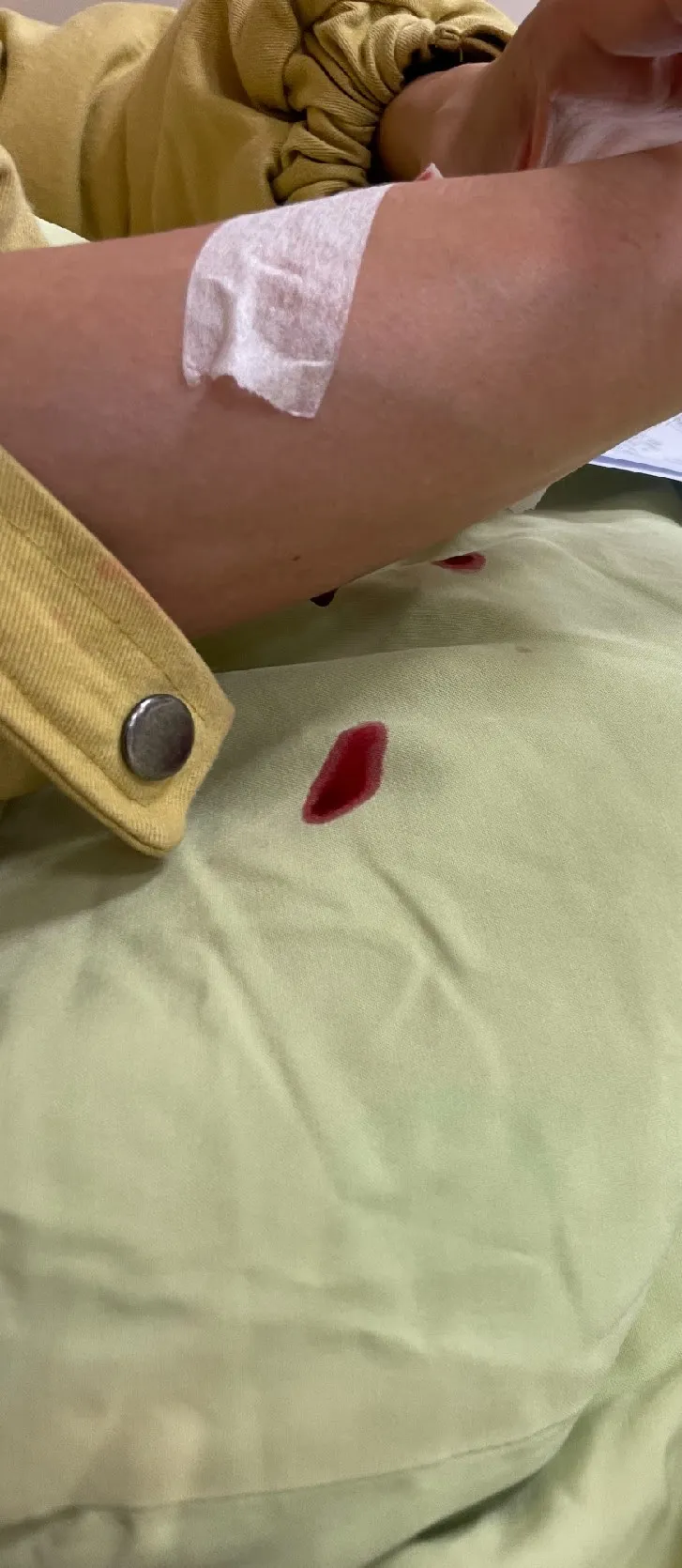 茵芙日前被撞見倒在醫院打完針還噴血。讀者提供