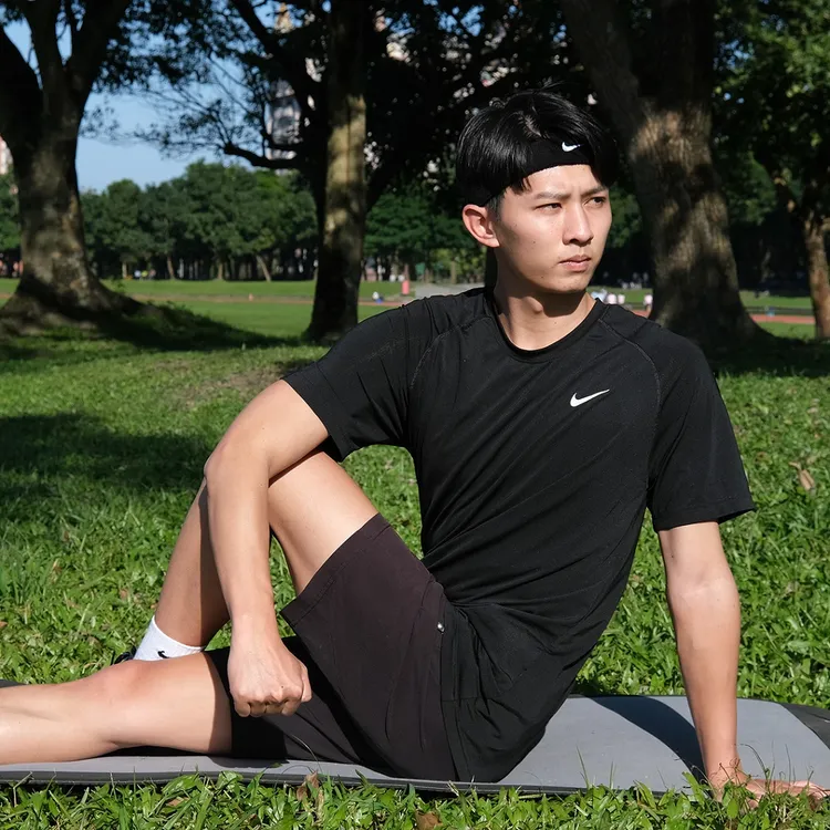 「i運動」IG粉專有國民體適能指導員帶你體驗居家徒手運動課程。教育部提供