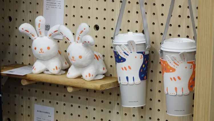 周邊商品包含光源兔玩偶吸鐵燈、光源兔環保杯袋。莊宗達攝
