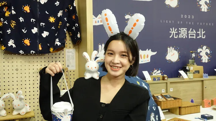 周邊商品包含兔耳燈、光源兔環保杯袋。莊宗達攝