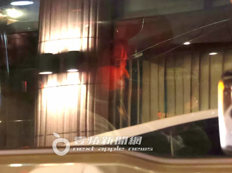 愛紗開著75萬元的SUZUKI Jimny越野車，等紅燈時滑起手機。特勤中心攝