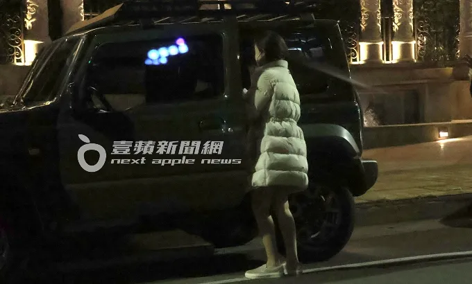 愛紗離開內湖攝影工作室，走到停車格取車離去。特勤中心攝