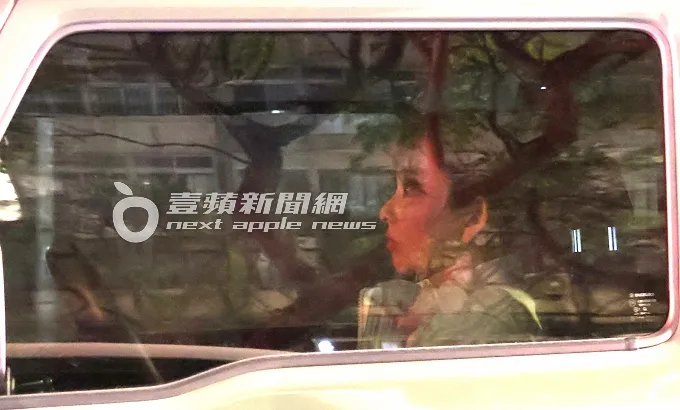 愛紗收工後，睜大眼睛專注開車。特勤中心攝