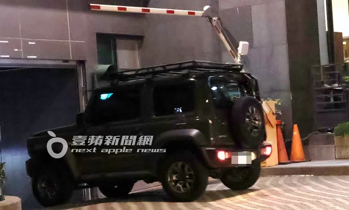 愛紗獨自駕駛75萬元的時尚越野車進天母某建案。特勤中心攝