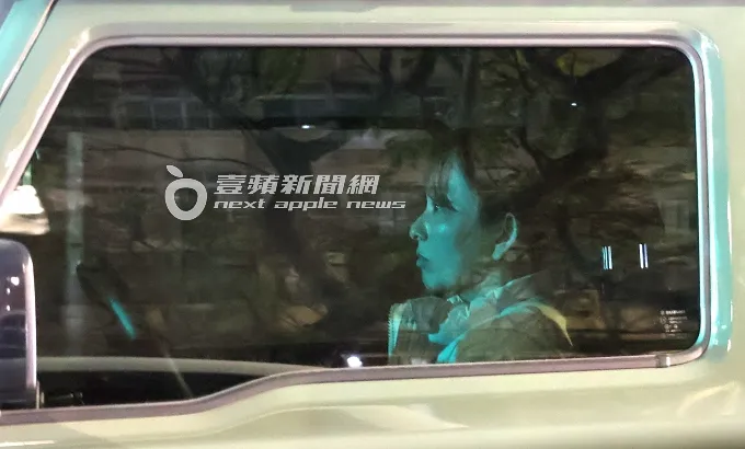 愛紗等到綠燈才回神，愣了一下才繼續開車。特勤中心攝