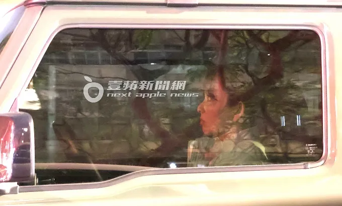 愛紗邊開車邊看後照鏡，十分注意路況。特勤中心攝