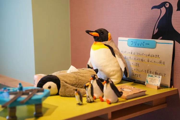 企鵝主題客房內有滿滿的企鵝裝飾、玩偶、桌遊。田欣雲攝