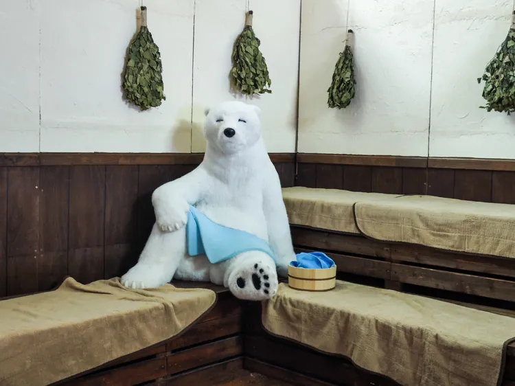 OMO7旭川在桑拿高原外的休息空間，設置了動物桑拿扭蛋等比放大的模型玩具，讓遊客拍照。田欣雲攝