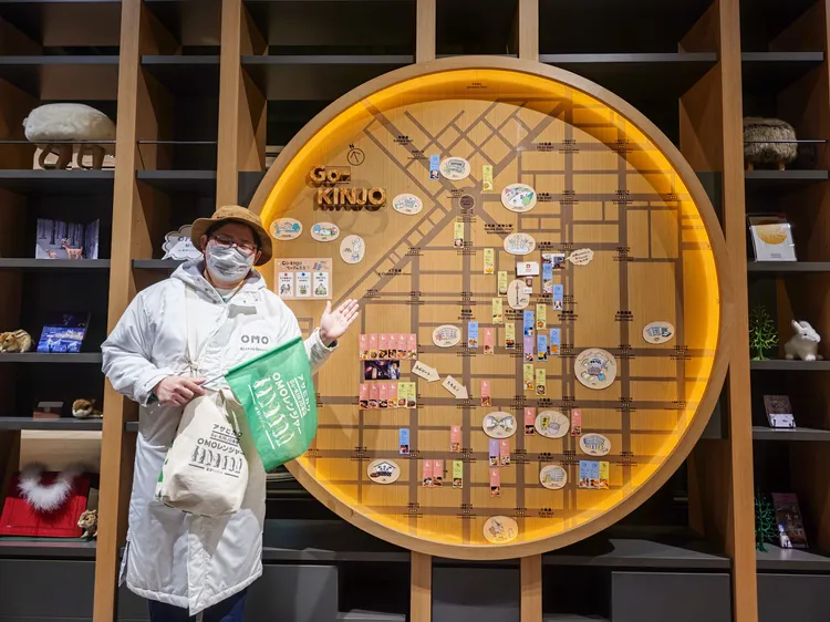 OMO系列飯店的大廳OMO Base都會設計一張大大的近所地圖，介紹周邊好吃好玩的私房景點，「OMO7旭川」也不例外。田欣雲攝