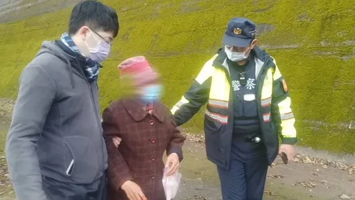 失智婦迷途馬路上穿梭 險象環生!下班警發現主動關懷助返家