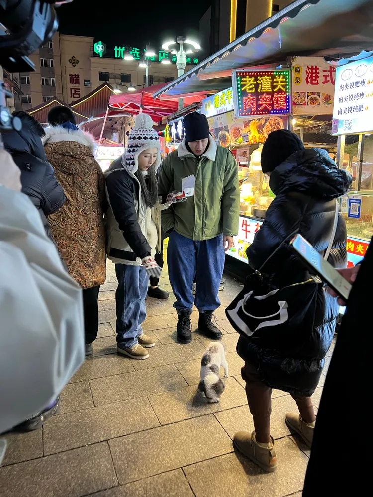 何潤東夫婦看到路人的小狗覺得可愛。翻攝娛樂星星眼微博