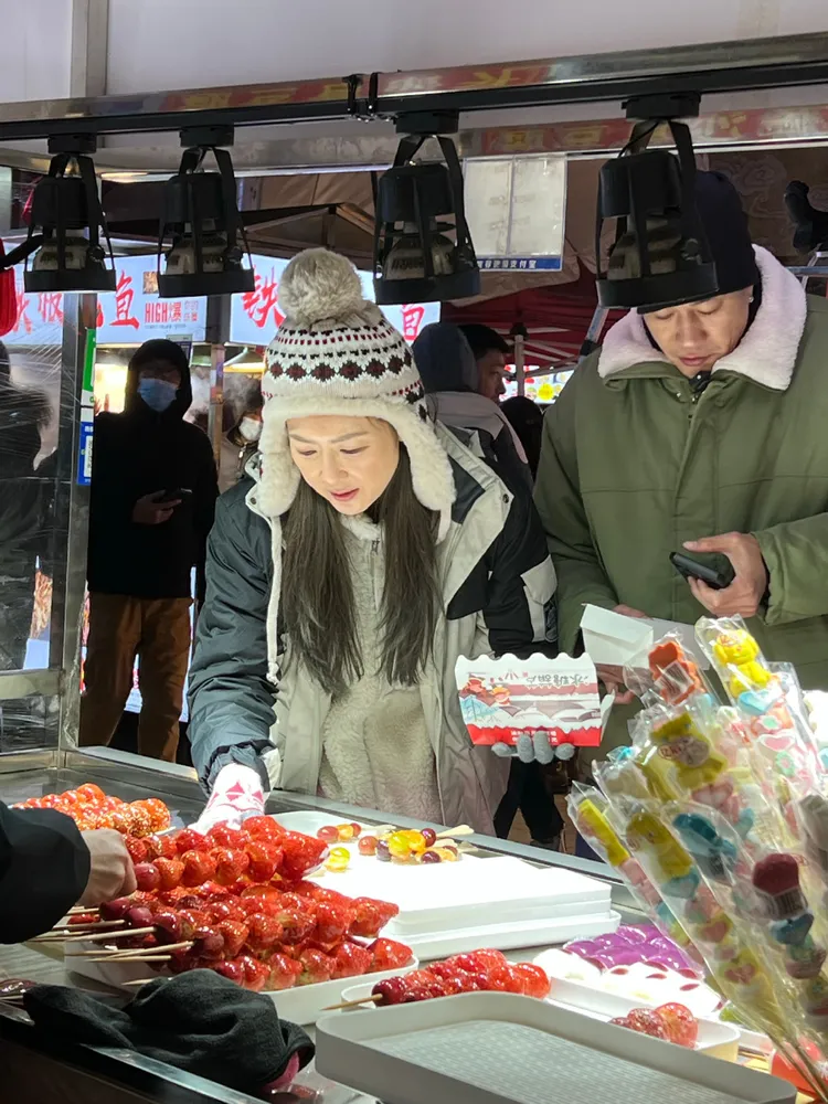 何潤東跟老婆在挑糖葫蘆。翻攝娛樂星星眼微博