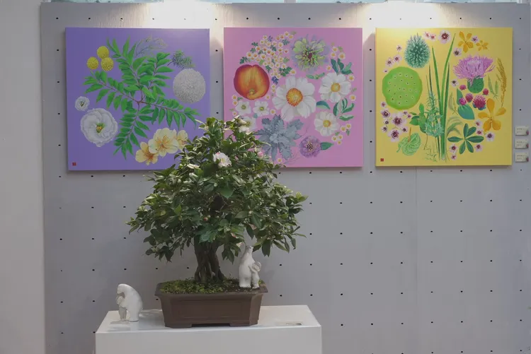 今年花展由台灣各地的茶花栽培專家及花卉試驗中心珍藏共計百盆的茶花盆景，搭配國際藝文展覽，帶給賞花民眾們不一樣的感官體驗。黃盈甄攝