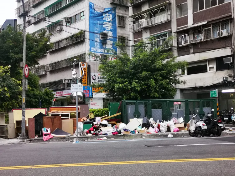 男網友狠酸這就是台灣最美的風景。翻攝爆料公社