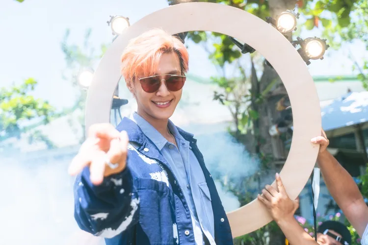 炎亞綸表示自己也常常會在盡情享受舞台之後，感受到莫名的孤獨感。索尼音樂提供