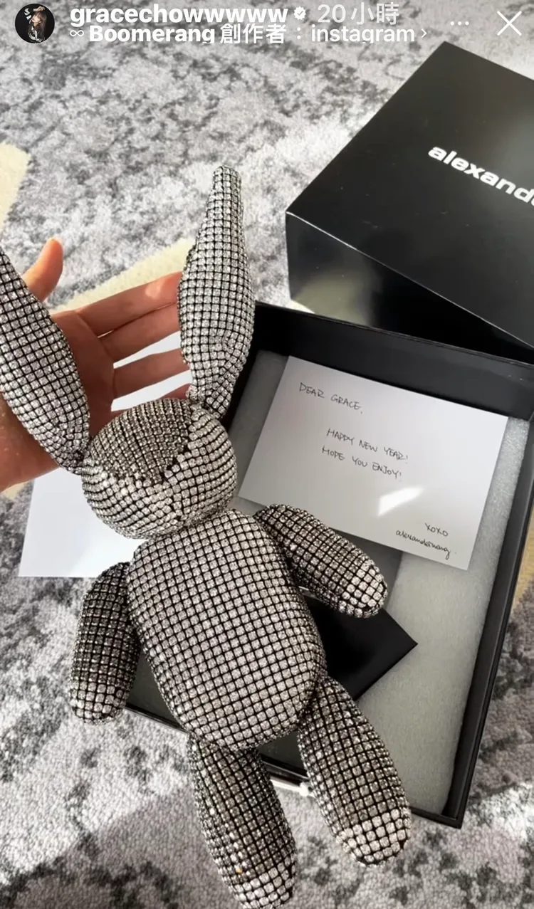 周揚清秀出水鑽兔包包及品牌送的卡片。
