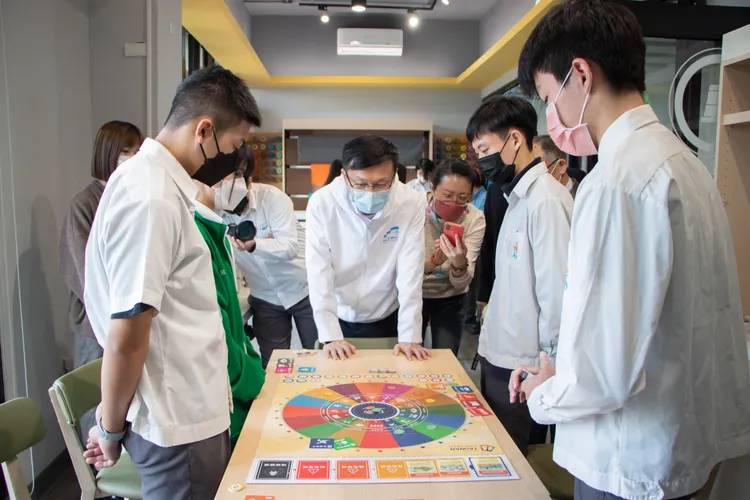 學生張丞碩及王柏智為局長解說SDGS桌遊