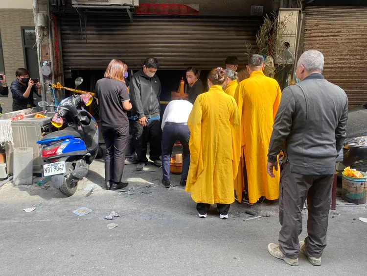 最後法師在現場溫情喊出「小朋友你不要害怕，快回來」，終於獲得長孫聖杯回應。張喆喜攝