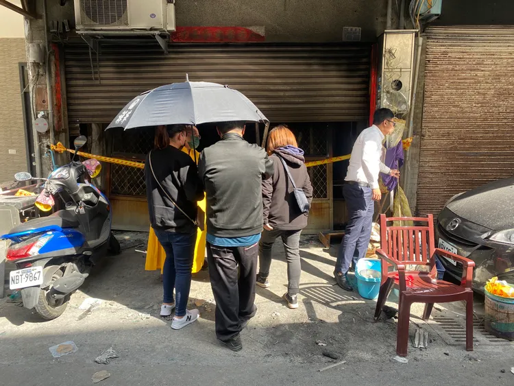 11歲長孫一度擲無筊，現場氣憤哀傷。張喆喜攝