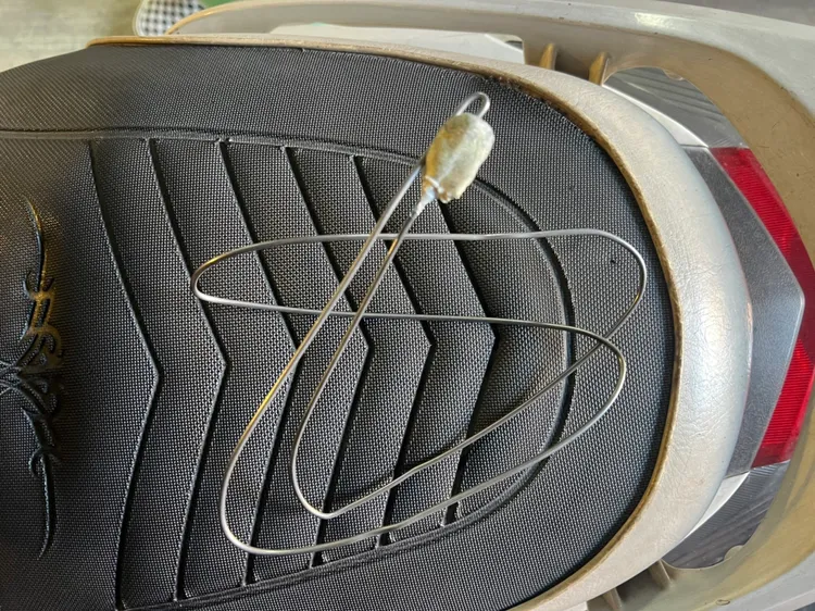 警方起獲黏上雙面膠的鐵絲。三峽警分局提供