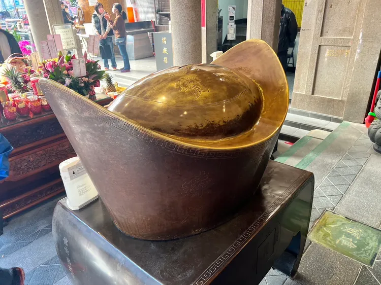 三峽福安宮金元寶造型香油筒。三峽警分局提供