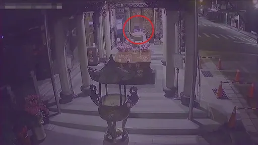 缺錢買毒竟偷神明錢 慣竊鐵絲黏雙面膠釣香油錢遭逮