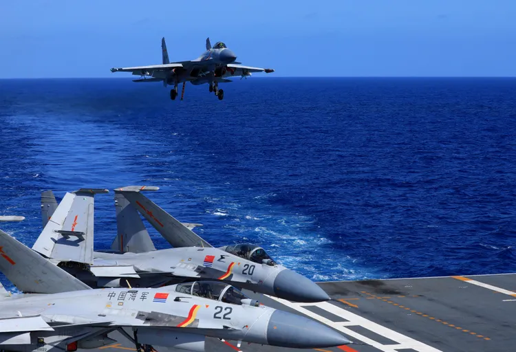 中共解放軍海軍航母演練戰機起降。翻攝解放軍網