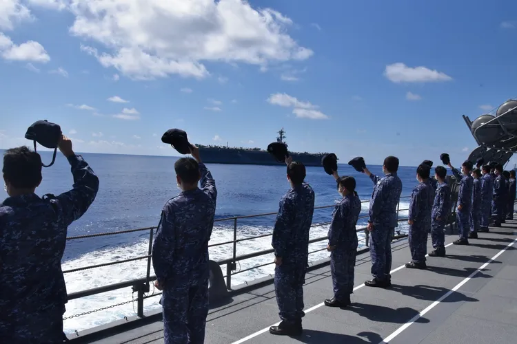 日本自衛隊海軍與美軍執行聯合軍演。資料照片