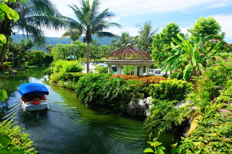 來到花蓮理想大地，最不能錯過的體驗即是專屬碼頭搭乘環保遊艇，能環湖2.2公里導覧。業者提供