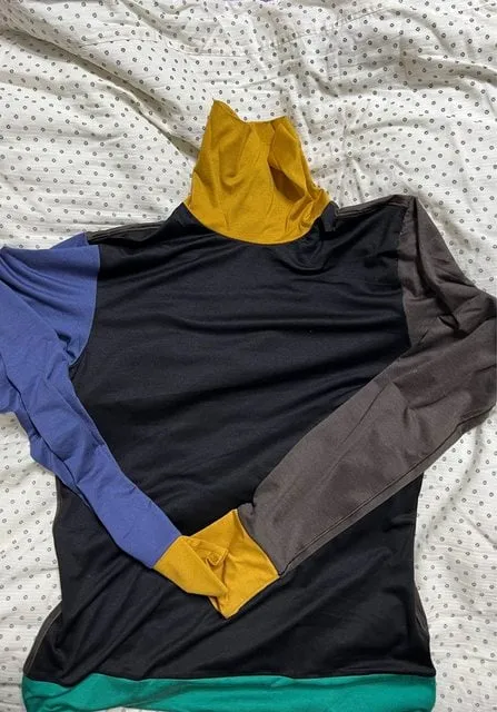 發熱衣的配色相當前衛。翻攝Dcard