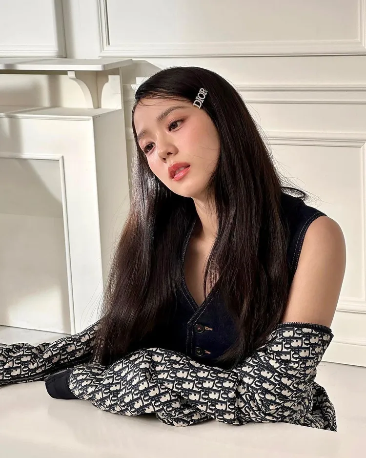 在Jisoo的IG帳號中，不時就可瞥見 DIOR服飾配件的身影。翻攝sooyaaa__IG