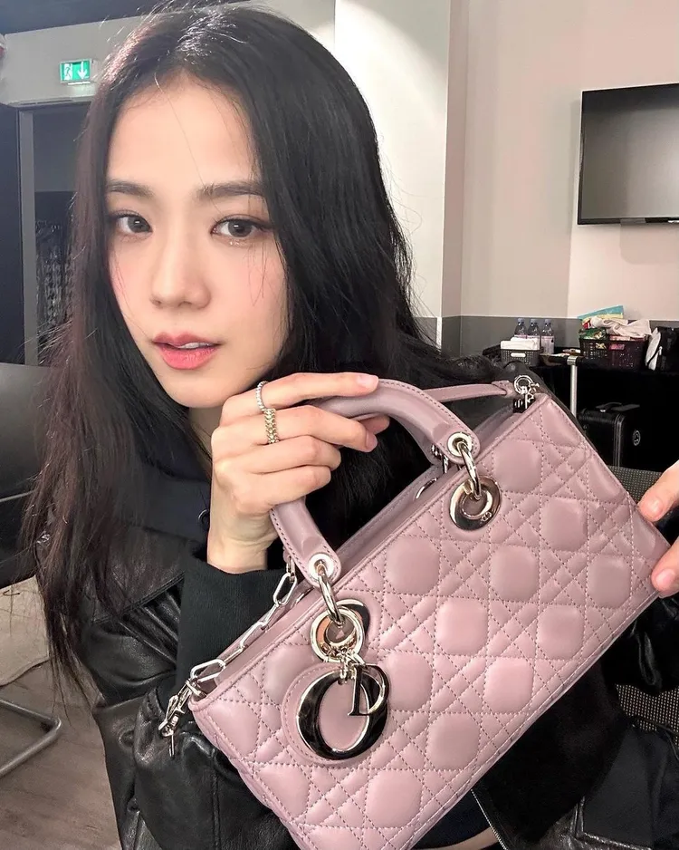 Jisoo日前秀出DIOR旗下的新款Lady D-Joy牡丹粉色手袋。翻攝sooyaaa__IG