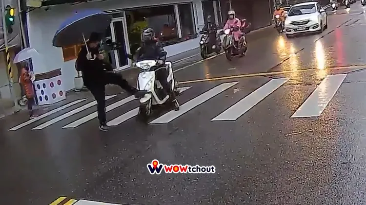 這瞬間讓網友忍不住反覆重播。畫面截自YouTube/WoWtchout - 地圖型行車影像分享平台影片