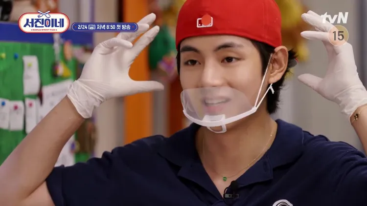 V被絡繹不絕的人潮嚇到說不出話。翻攝tvN