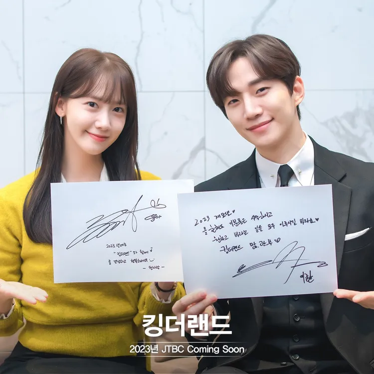 潤娥（左）、李俊昊在《King The Land》上演霸氣飯店小開與員工的浪漫愛情故事。翻攝JTBC