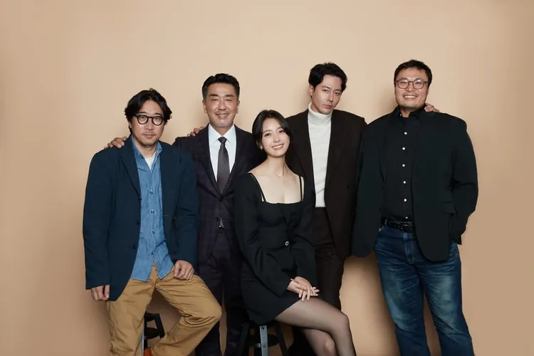 趙寅成（後排右二）、韓孝周（前排）在《Moving異能》當超級英雄夫婦，柳承龍（後排左二）也參與演出。翻攝Disney+