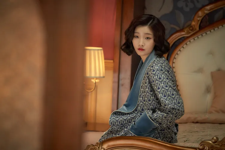 朴素談扮演總督府祕書，掌握實權。甲上娛樂提供