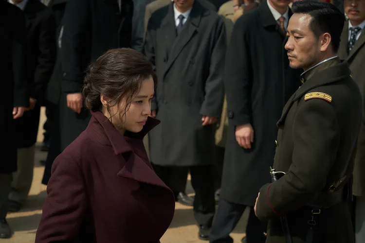 朴海秀（右）飾演總督府護衛隊長。甲上娛樂提供