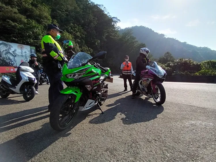 新店警昨日在北宜公路加強臨檢。翻攝畫面