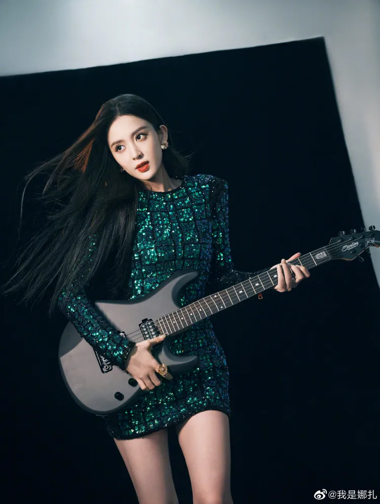 古力娜扎配搭瑞士珠寶腕錶品牌伯爵的Sunlight系列珠寶，呼應她人氣再起的正面精神。翻攝古力娜扎微博