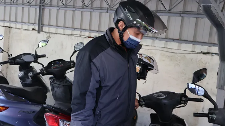 陳姓屋主大兒子悲痛認屍。鮮明攝