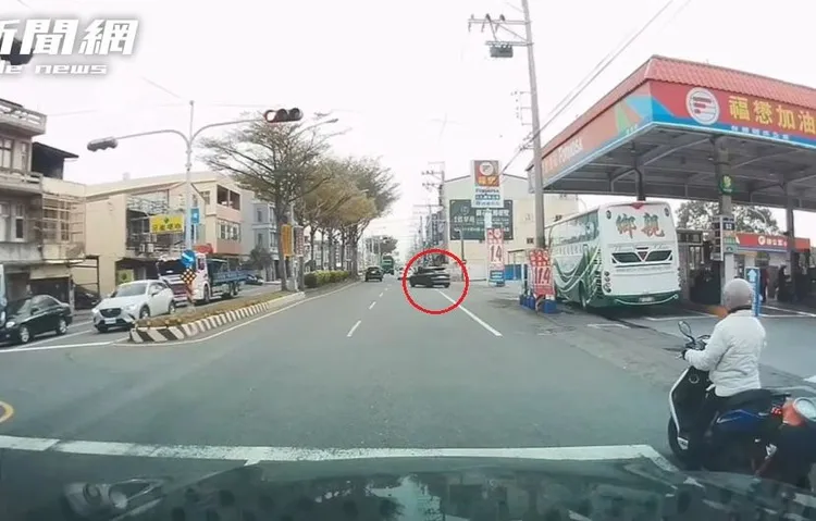 紫色休旅車快速穿越加油站後，直接衝回原本的車道，根本是為了閃避停等紅燈。翻攝自臉書「爆料公社」