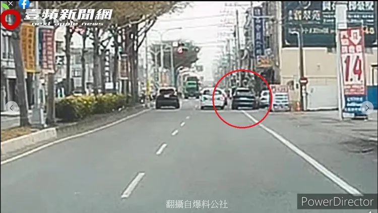 該車繼續前行，並行駛路肩繼續亂鑽。翻攝自臉書「爆料公社」