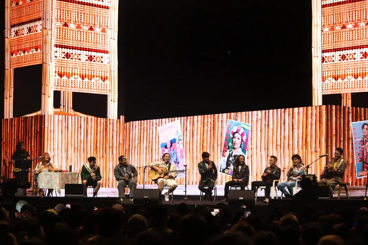 家家(左起)、黃偉晉、葛西瓦、動力火車、范逸臣、桑布伊與舒米恩在台灣小吃部喬段玩樂。台灣好基金會提供