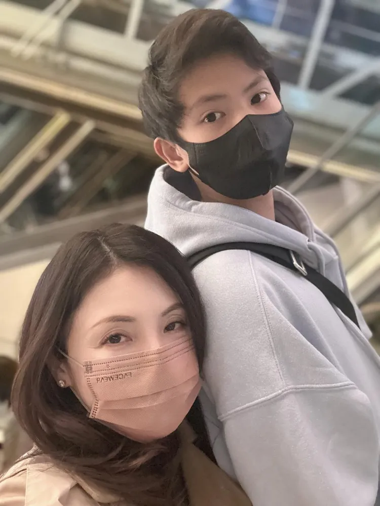 何如芸（左）小兒子Bruce比較黏媽媽。翻攝何如芸臉書