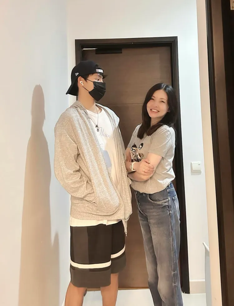 Brian有著180公分，和媽媽何如芸有萌萌身高差。翻攝何如芸臉書