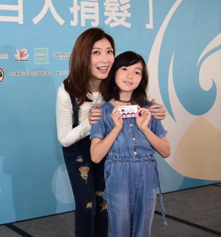 黃嘉千（左）女兒夏天從小就是美人胚子。翻攝黃嘉千臉書