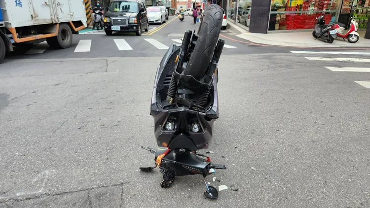 機車撞擊後180度翻轉，呈現倒立姿勢。讀者提供